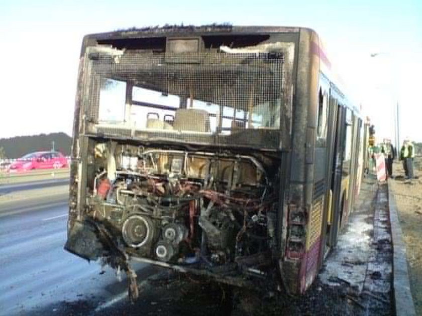Spłonął autobus w stolicy. Pasażerowie uciekli.