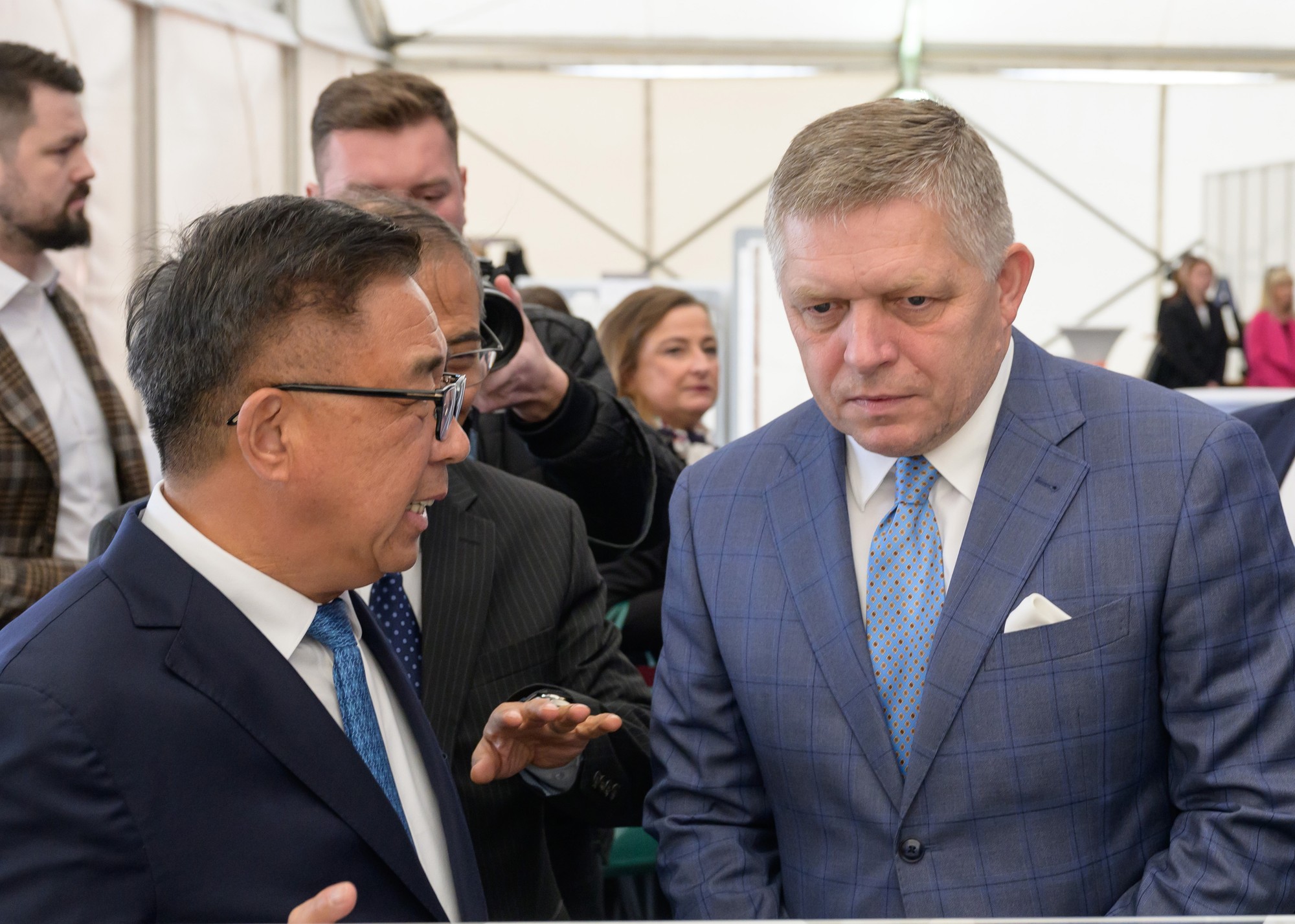 Na snímke zľava predseda predstavenstva Gotion Hi-Tech Li Čen a predseda vlády SR Robert Fico (Smer-SD).