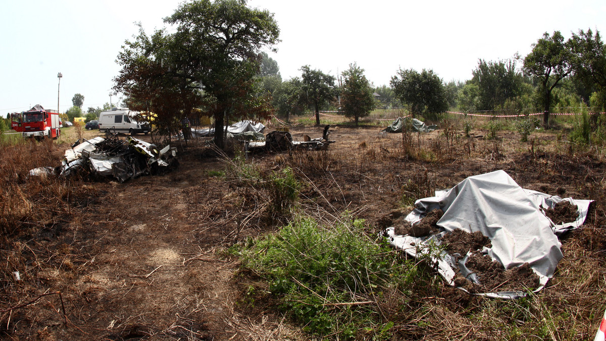 Zgodnie z najnowszymi ustaleniami Państwowej Komisji Badania Wypadków Lotników ws. katastrofy w Topolowie pod Częstochową pilot próbował awaryjnie lądować - informuje RMF FM. W wypadku zginęło 11 osób, a jedna została ranna.