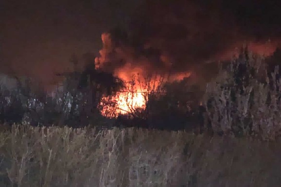 (FOTO) VELIKI POŽAR U VINČI Građani tvrde da se čula i eksplozija: Gust dim širi se naseljem, vatrogasci dojurili na lice mesta