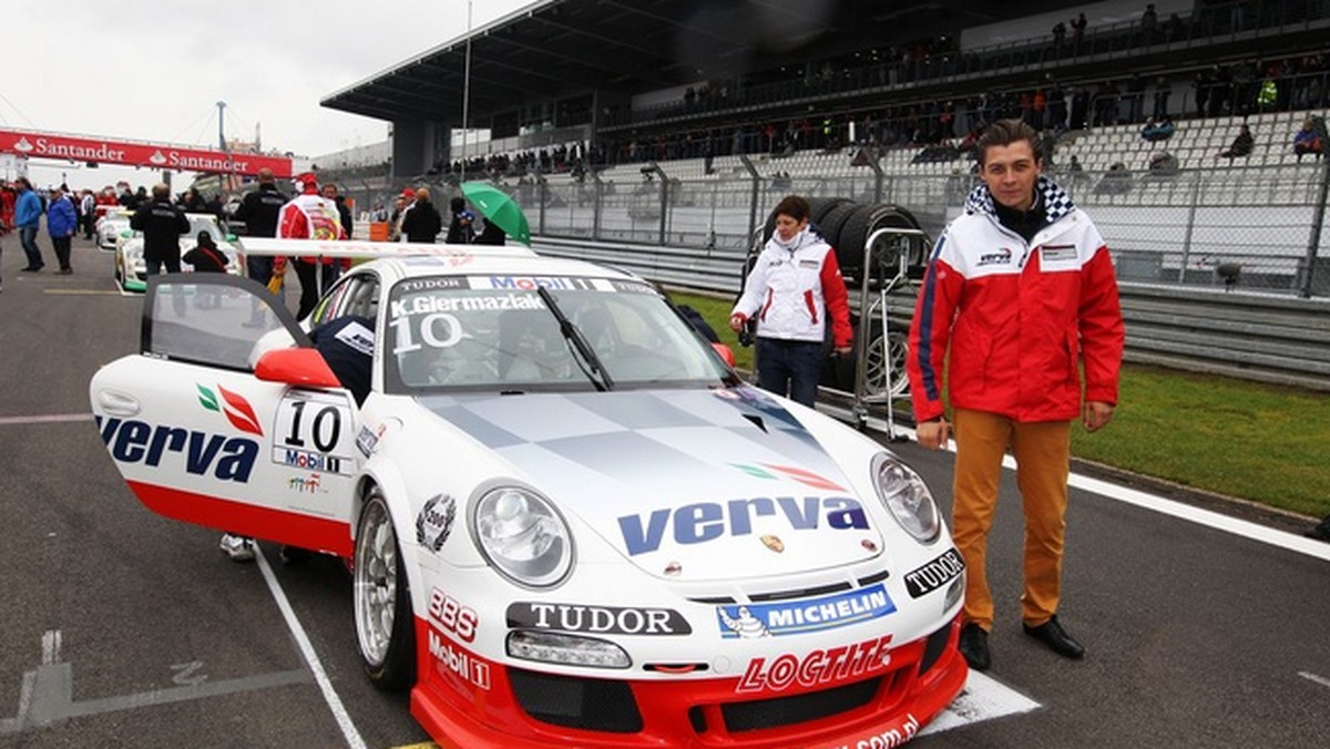 Jakub Giermaziak nie zdołał wykorzystać startu z pole position i w wyścigu Porsche Supercup na Silverstone zajął czwarte miejsce. Za nim finiszował jego zespołowy kolega Patryk Szczerbiński, dla którego był to najlepszy wynik w rozpoczętej na początku tego sezonu karierze w pucharowych wyścigach Porsche.