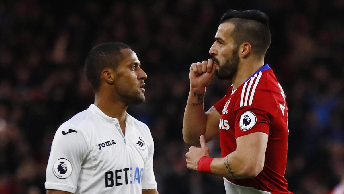 Łukasz Fabiański trzykrotnie musiał wyciągać piłkę z siatki, a Swansea City przegrała 0:3 z Middlesbrough FC w meczu 17. kolejki Premier League. Z jednym zdobytym punktem z wyjazdu wrócili za to piłkarze Leicester City, którzy zremisowali 2:2 na boisku Stoke City, chociaz już w pierwszej połowie stracili usuniętego z boiska za czerwoną kartkę Jamiego Vardy'ego.