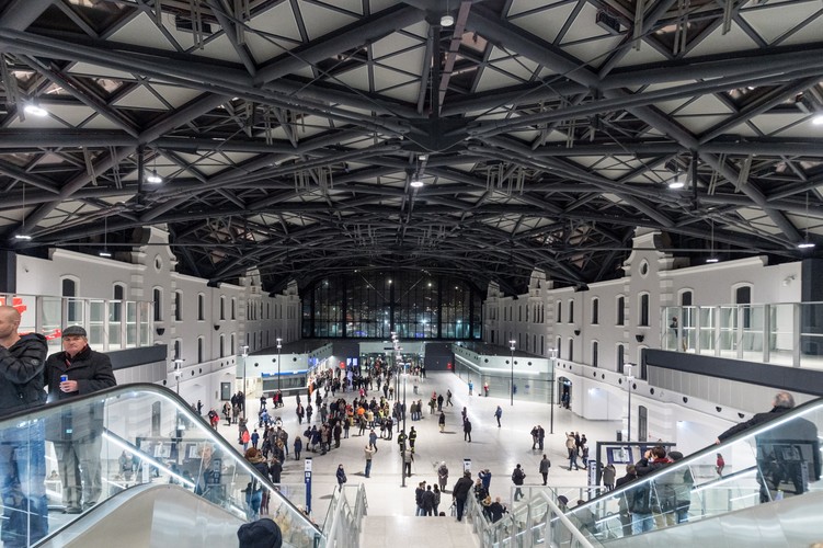 Na uroczystość otwarcia dworca przygotowano w Łodzi wiele atrakcji. Już od rana na zwiedzających czeka znajdujący się w pobliżu Fabrycznej zrewitalizowany kompleks dawnej elektrociepłowni EC1 – Miasto Kultury, w którym można obejrzeć pokaz w najnowocześniejszym w kraju planetarium, czy poznać obiekty powstającego właśnie Centrum Nauki i Techniki.