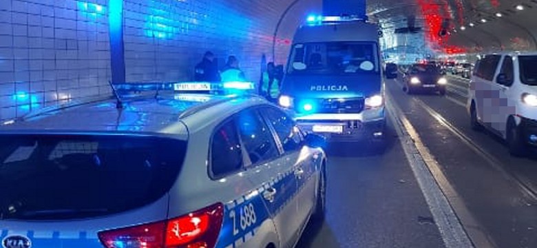Mężczyzna z bagnetami siał postrach wśród kierowców. Ruszył na policję w tunelu trasy WZ