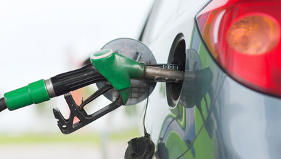 Rossz hír az autósoknak: emelkedik a benzin ára pénteken
