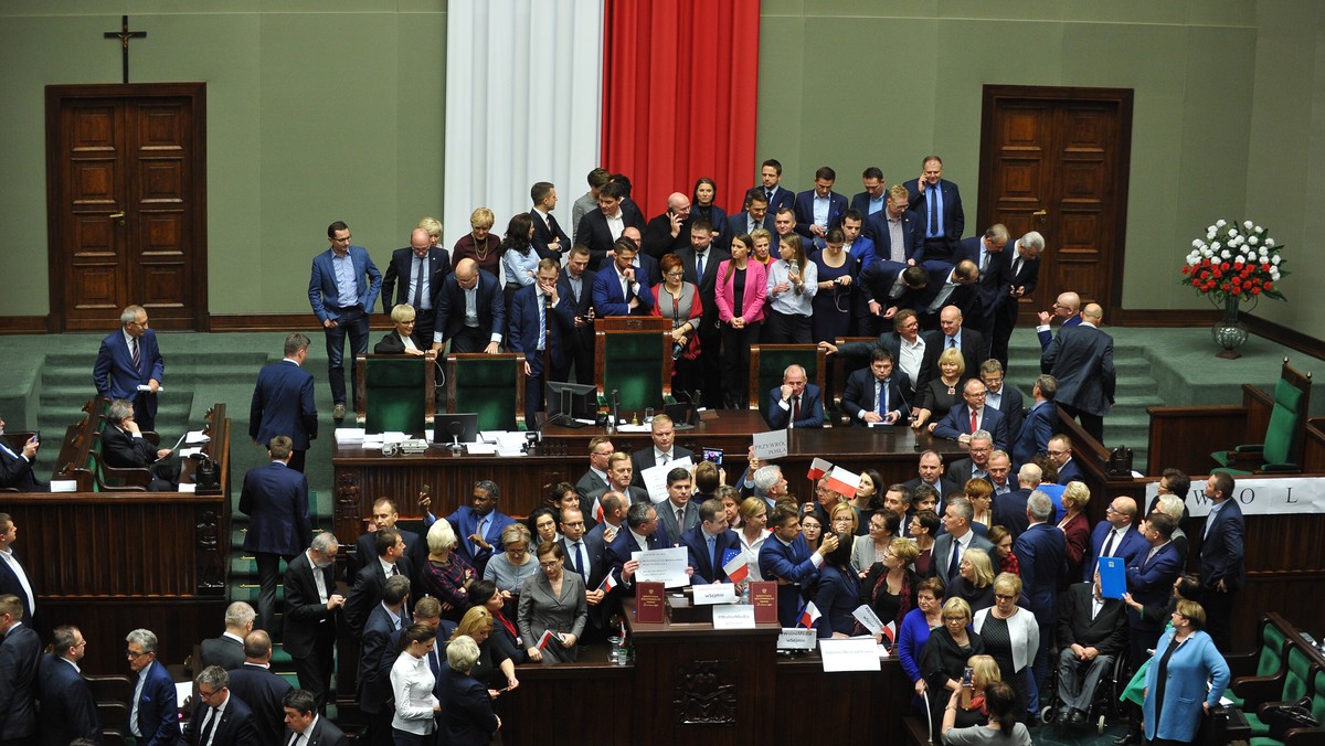 Policja prowadzi czynności wyjaśniające w sprawach o wykroczenie wobec 87 uczestników protestów przed Sejmem w dniach 16/17 grudnia u.br. - podała dziś KSP. Żadna z osób wzywanych na przesłuchanie nie była zatrzymana, wezwania wysyłane są z wyprzedzeniem - podkreśla Komenda Stołeczna Policji.