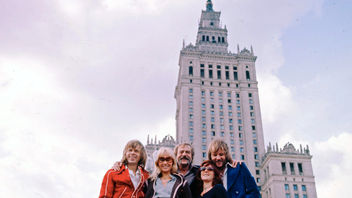 Wizyta zespołu ABBA w Warszawie. Na zdjęciu: Björn Ulvaeus, Agnetha Fältskog, Stig Anderson, Anni-Frid Lyngstad, Benny Andersson, listopad 1976 r.