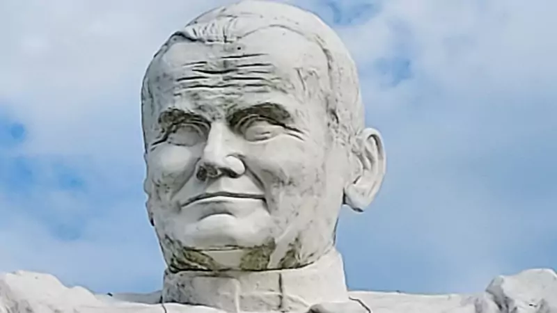 Kiedy statua papieża stanęła na &quot;Złotej Górze&quot;, sporo osób twierdziło, że przypomina Mariusza Pudzianowskiego albo Leszka Millera.