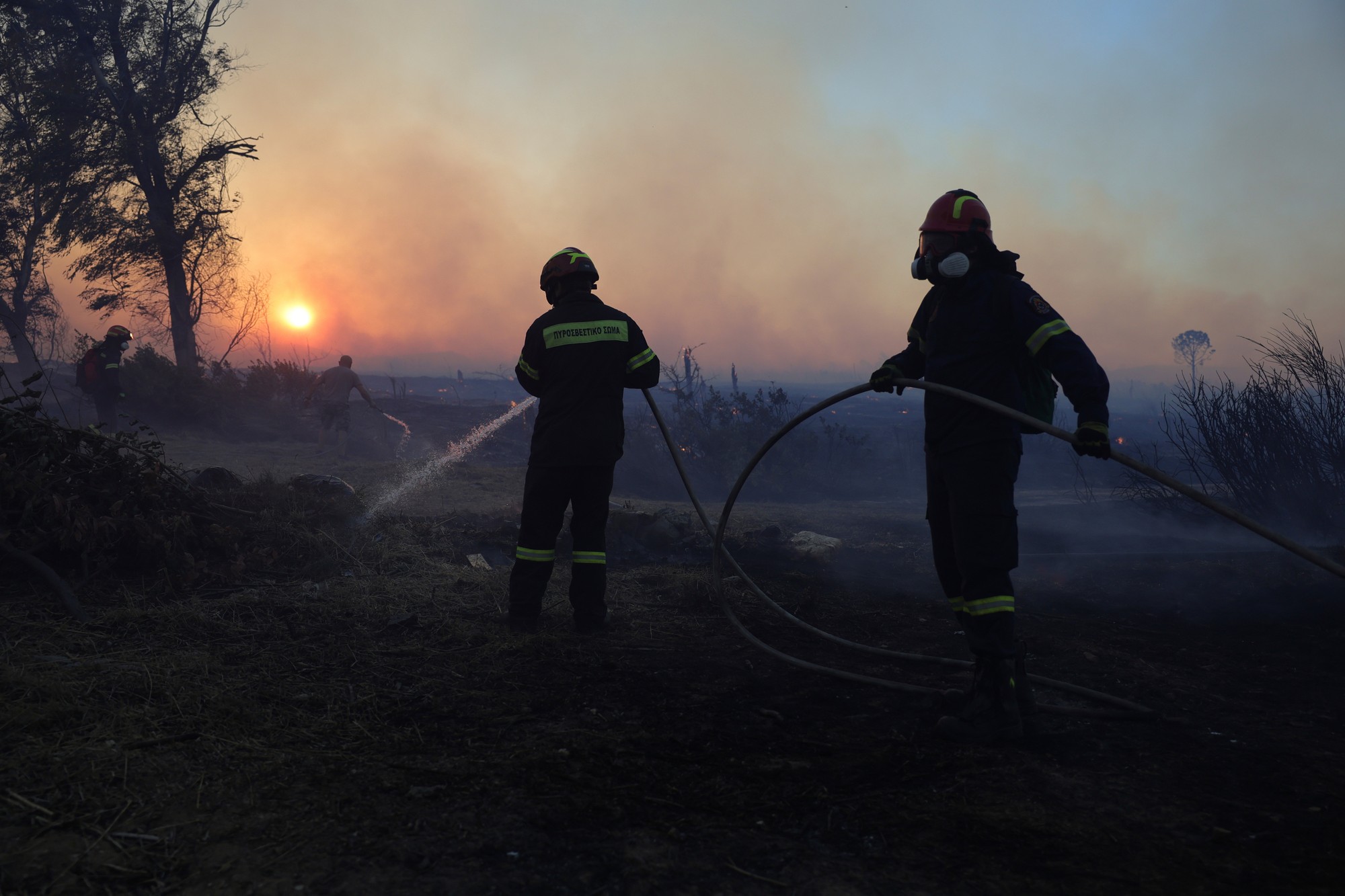 Grécko v dôsledku veľkých horúčav sužujú lesné požiare.
