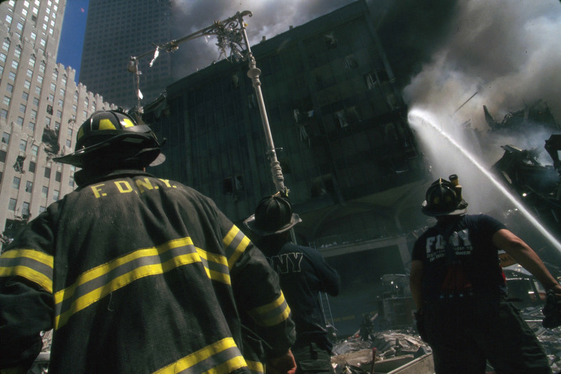 Strażacy na miejscu tragedii 11 września 2001 r. 