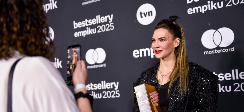 Polacy uwielbiają jej książki. W jakiej kolejności czytać jej bestsellerową serię?