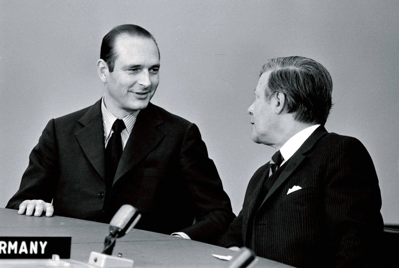 Ówczesny premier Francji Jacques Chirac (L) i kanclerz Niemiec Helmut Schmidt (P) na spotkaniu Rady Paktu Północnoatlantyckiego (26 czerwca 1974 r.)