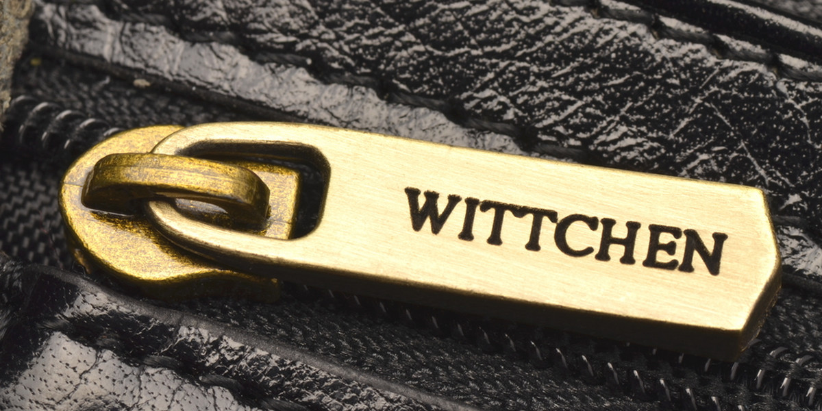 Skórzane produkty firmy Wittchen znów pojawią się na półkach w Lidlu. Sieć sklepów poinformowała, że podpisała umowę o łącznej szacunkowej wartości ok. 11 mln zł netto