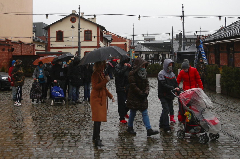 Gigantyczna kolejka do Caritasu przed Wigilią! A Premier mówi o Polsce mlekiem i miodem płynącej...