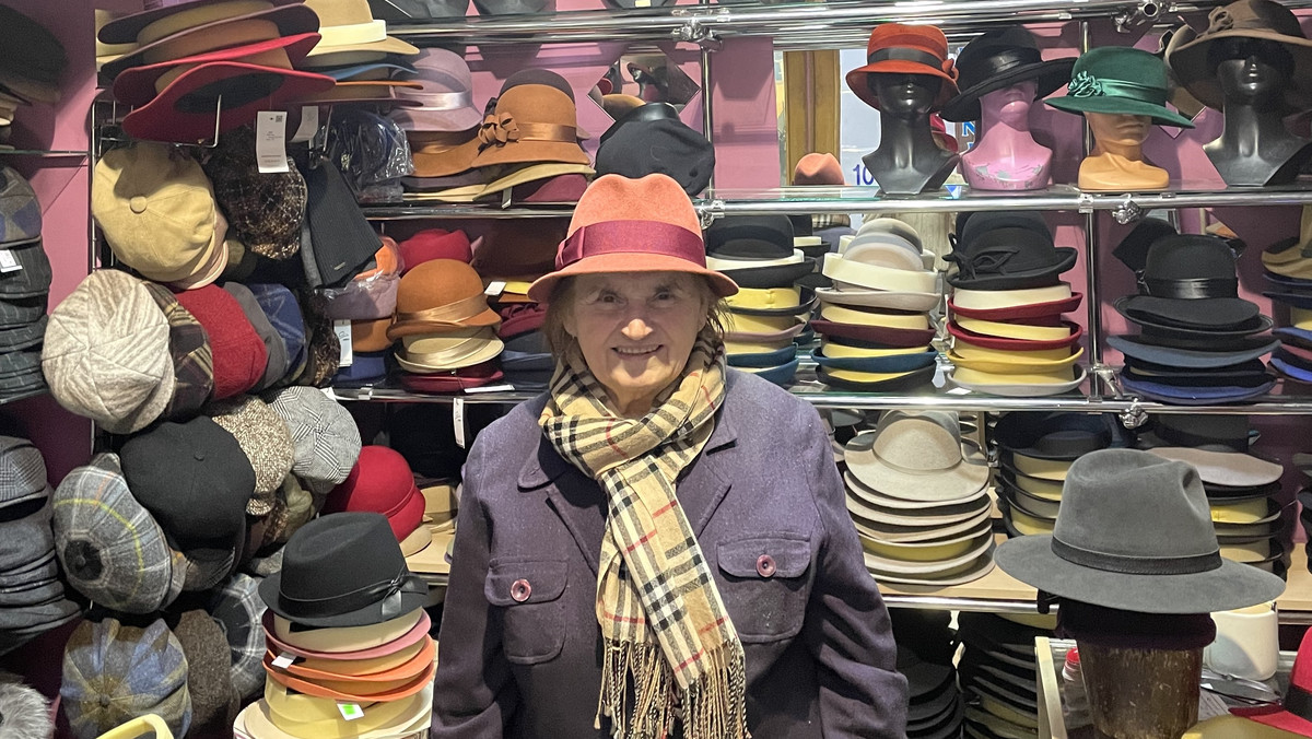Maria Lipka od 60 lat sprzedaje kapelusze. "Będę tutaj, ile zdrowie pozwoli"