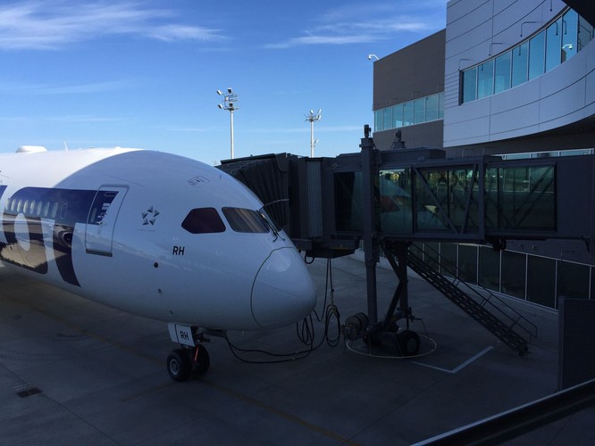 Boeing 787 Dreamliner w barwach LOT-u na lotnisku przy fabryce w Everett, USA. 14.07.2017