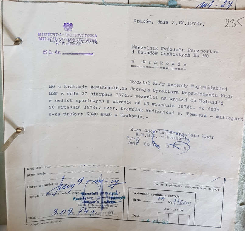 Dokument z kadr Komendy Wojewódzkiej Milicji Obywatelskiej w Krakowie, w którym Andrzej Drewniak jest opisany jako milicjant - dowódca drużyny ZOMO. 1974 r.