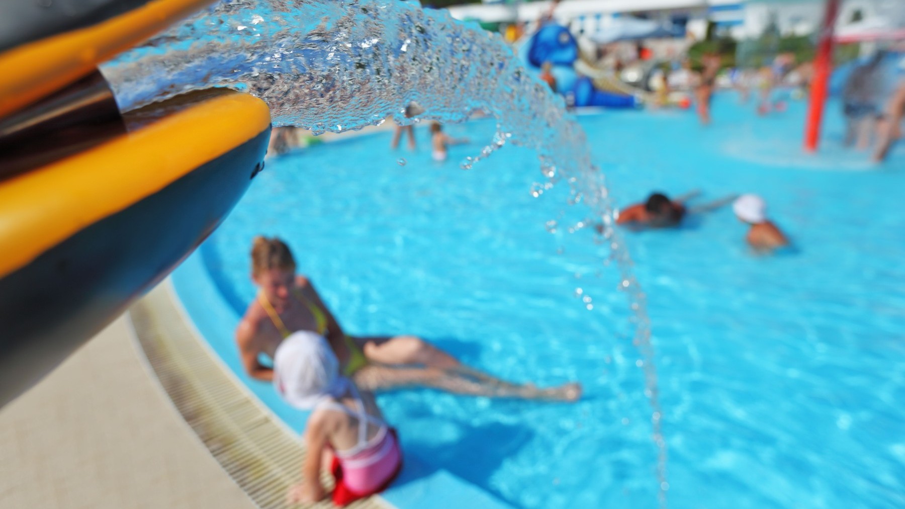 Naegleria fowleri, améba známa ako slzovnička zhubná, žije po celom svete v pôde, teplých a sladkovodných vodách ako jazerá, rieky, horúce pramene. Vyskytnúť sa môže aj na kúpaliskách, ak sú nedostatočne chlórované - naše kúpaliská však vodu pravidelne menia a o vodu sa starajú