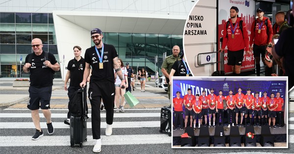 Polscy siatkarze dotarli do Warszawy. Na lotnisku czekała na nich niespodzianka [ZDJĘCIA]