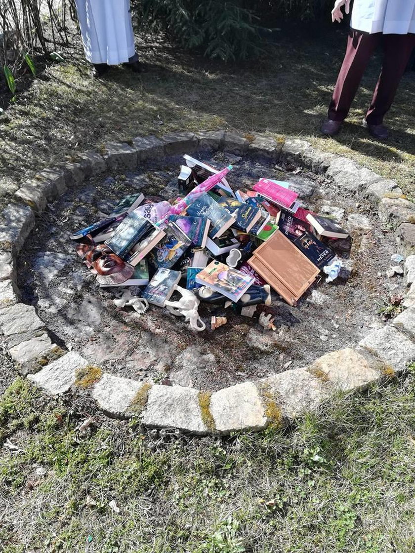 Ksiądz z Gdańska spalił książki na stosie. Teraz się kaja 