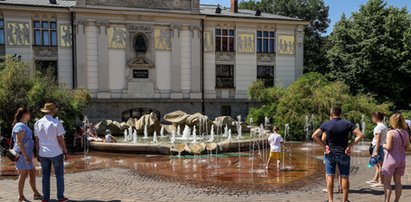 Miejskie fontanny kuszą w upały. Pamiętaj! Nie wolno się w nich kąpać!