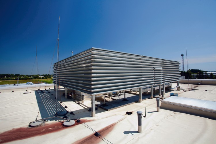 90 proc. - taką część życia spędzamy w pomieszczeniach. Tak wynika z badań. Dlatego w Smart Building Center obowiązuje zasada: <br>
- pracownik to nie tyle użytkownik<br> 
- budynku, ile jego mieszkaniec. <br>
Stąd dbałość o jakość powietrza.<br>
Zintegrowany Air-Control System odpowiada za kompleksowe oczyszczanie i filtrację powietrza z cząsteczek wszystkich wielkości, w tym także pyłów ulicznych i zanieczyszczeń biologicznych oraz drobnoustrojów, wirusów i bakterii. Dba również o optymalny poziom temperatury, wilgotności względnej powietrza, stężenia CO2, co przekłada się z kolei na zdrowie i samopoczucie pracowników