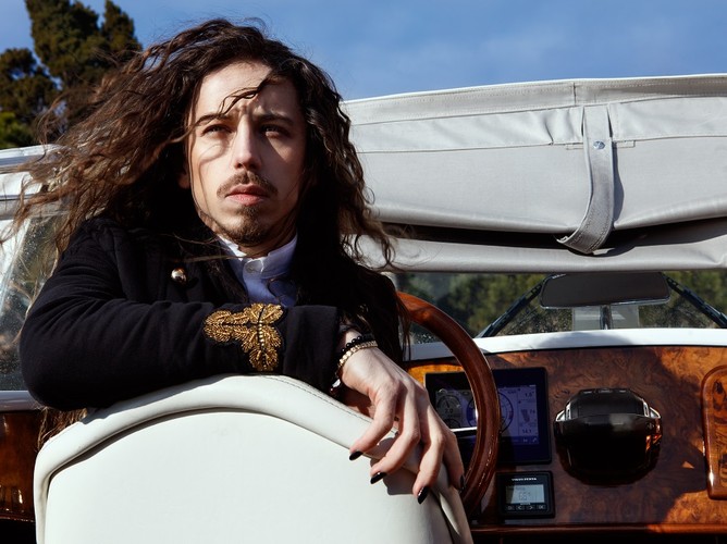 Michał Szpak w kampanii lakierów Nails Company