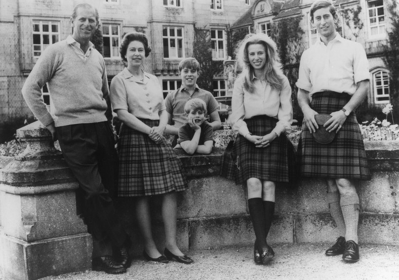 Elżbieta II i książę Filip oraz ich dzieci: Karol, Anna, Andrzej i Edward w 1972 r.