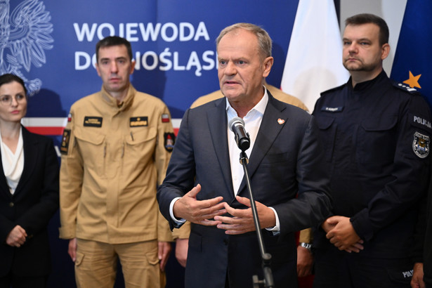 Wrocław, 13.09.2024. Premier Donald Tusk (2P) i komendant główny Państwowej Straży Pożarnej nadbryg. Mariusz Feltynowski (2L) podczas konferencji prasowej po odprawie ze służbami w związku z zagrożeniem powodziowym, 13 bm. w Dolnośląskim Urzędzie Wojewódzkim we Wrocławiu