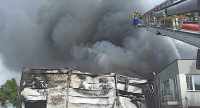 Olbrzymie kłęby dymu nad halą magazynową. Strażacy walczą z ogniem