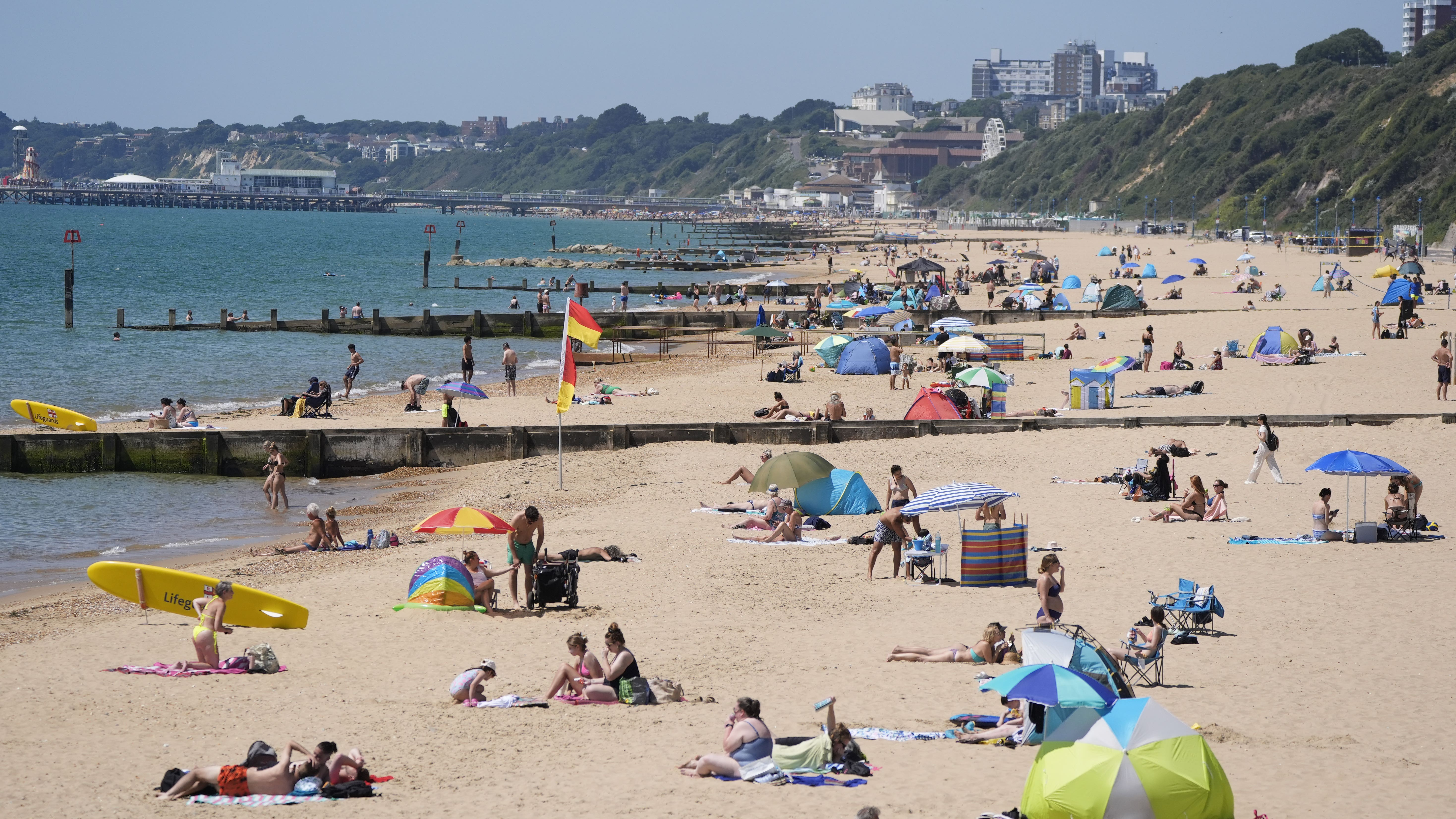 Heatwave: Amber alerts issued as hosepipe bans hit England