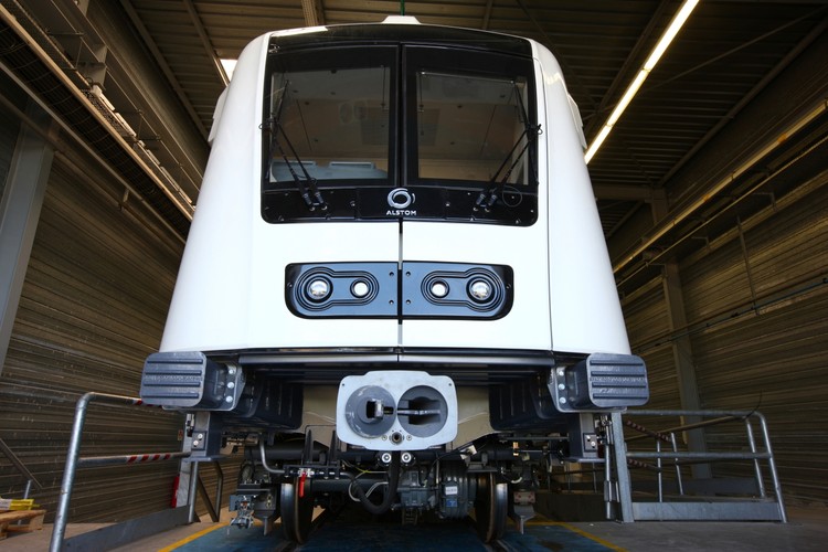 Tabor dla linii M4 to pierwsze w Europie Centralnej pociągi automatyczne, czyli kursujące bez udziału maszynisty. Metro w Budapeszcie zamówiło takie rozwiązanie w Alstomie (odwrotnie niż Metro Warszawskie, kupując tabor w konsorcjum Siemensa i Newagu dla budowanej linii drugiej), ale potem częściowo się z pomysłu wycofało. W Budapeszcie zapadła decyzja, że aby nie szokować pasażerów, w każdym pociągu siedzi maszynista-figurant, który ma nadzorować kursowanie pociągu. Węgierski operator zakłada demontaż kabiny i dopuszczenie kursów sterowanych wyłącznie przez komputer, ale stanie się to nie wcześniej niż za rok. Fot. Alstom.