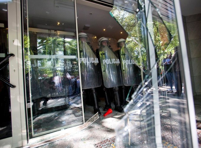 Bitwa przed siedzibą KGHM w Lubinie