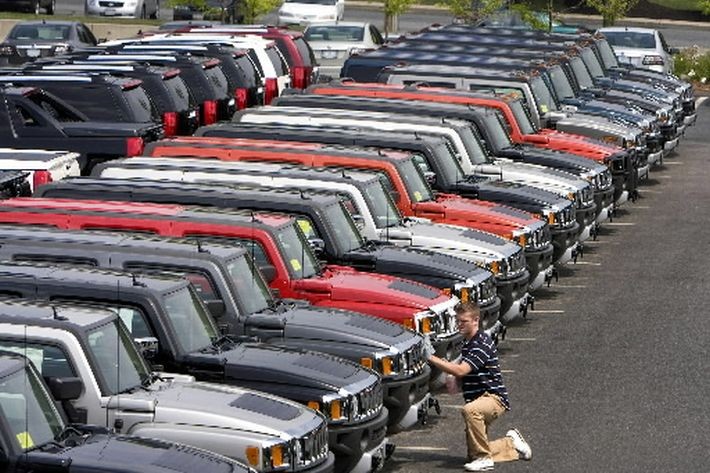 To z pewnością patent dla osób, które szukają pracy np. jako kurierzy, w branży motoryzacyjnej albo sprzedażowej. Ogłoszenie na samochodzie pokazuje bowiem mobilność kandydata.
Decydując się na kreatywne przedstawienie swojej osoby, warto pamiętać, że musi ono do nas pasować. W ten sposób najtrafniej określimy siebie.