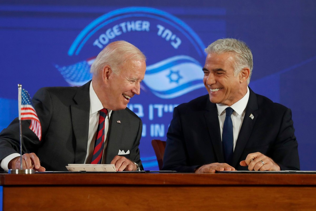 Prezydent Joe Biden (L) i premier Jair Lapid (P)