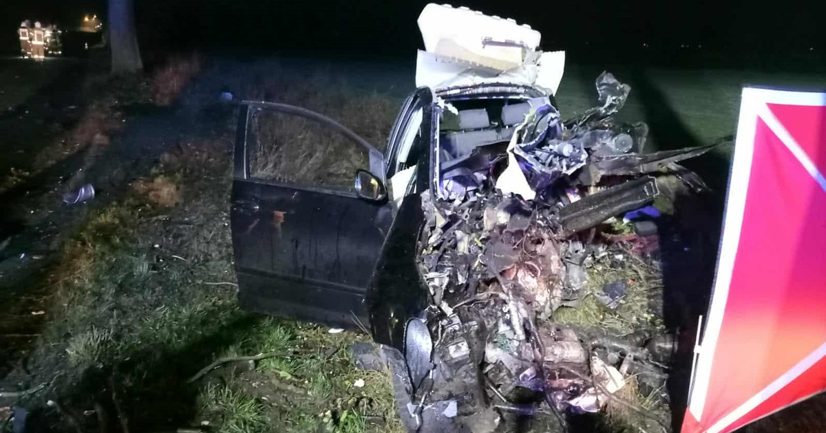 Koło na poboczu, silnik osobno. Młody kierowca nie miał szans