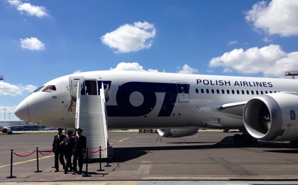 Dreamliner LOT-u na płycie lotniska wraz z załogą. Warszawa, 11.06.2017