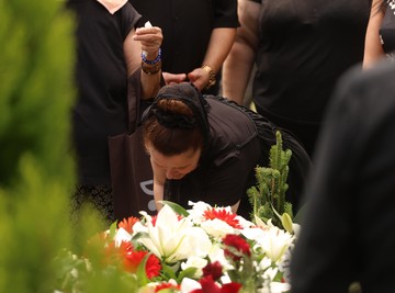 UDOVICA IZLILA BOL NA GROBU ANDRIJE BAJIĆA! Suze, INFUZIJE i stanje koje se danima pogoršava: "JAKO MI JE LOŠE!"