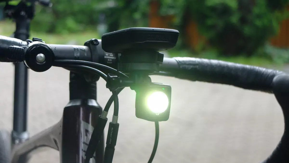 Bontrager Ion 200 RT – przykład lamki, która do oświetlenia drogi nocą nie na wiele się zda, ale za dnia zapewnia doskonałą widoczność rowerzysty