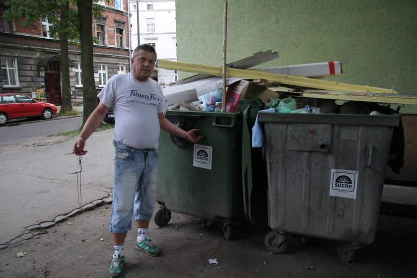 Marek Bieliński (48 l.) z Gdańska stoi przy przepełnionym smietniku