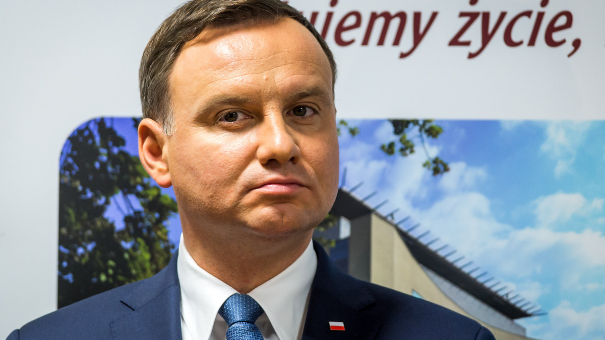 Chciałbym, abyśmy przygotowali dalekosiężny plan naprawy i rozwoju Polski - powiedział prezydent Andrzej Duda, wręczając w piątek akty nominacji członkom Narodowej Rady Rozwoju. W skład Rady wchodzi 87 osób, ekspertów z różnych dziedzin.