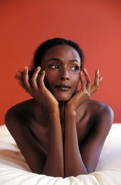 Waris Dirie na sesji w Paryżu w 1995 r. Modelka stała się symbolem walki o prawa kobiet /  Alexis DUCLOS/Gamma-Rapho Getty Images