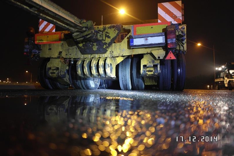 W nocy na autostradzie A1 w Gliwicach inspektorzy Śląskiego Wojewódzkiego Inspektoratu Transportu Drogowego zatrzymali do kontroli zespół pojazdów nienormatywnych, należący do czeskiego przewoźnika. Wykonywano nim transport z Czech do Polski.