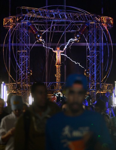 Magik otoczony cewkami Tesli