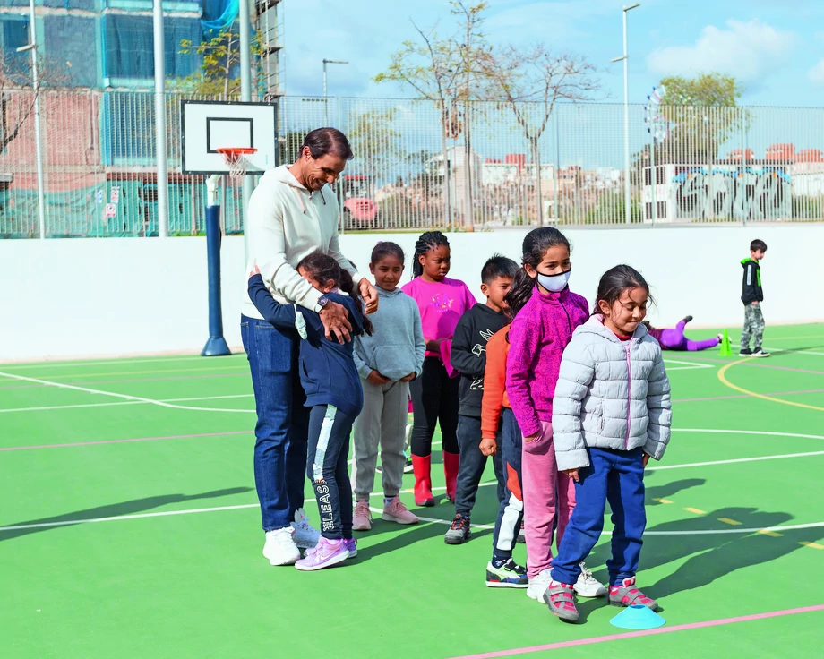 NETS (Nadal Educational Tennis School) działa także w Anantapur w Indiach, gdzie wspierane są dzieci z obszarów wiejskich. Fundacja oferuje między innymi treningi tenisa, naukę języka angielskiego i zajęcia komputerowe.