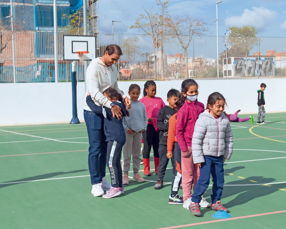 NETS (Nadal Educational Tennis School) działa także w Anantapur w Indiach, gdzie wspierane są dzieci z obszarów wiejskich. Fundacja oferuje między innymi treningi tenisa, naukę języka angielskiego i zajęcia komputerowe.