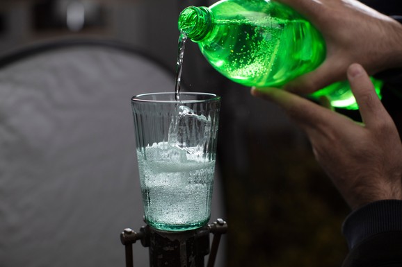 Rat sa Iranom poskupeo flaširanu vodu u Indiji za 11 odsto: Raste i cena plastike