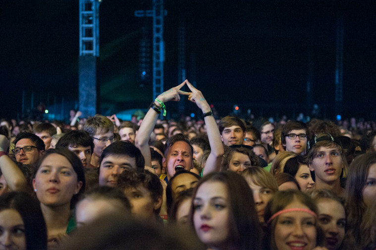 Publiczność pod sceną na festiwalu Heineken Open'er (fot. Monika Stolarska/Onet)