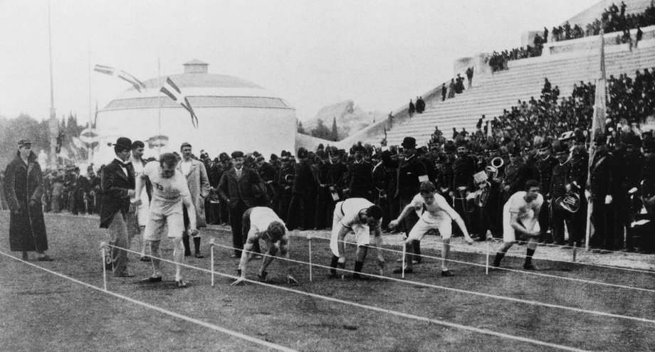 1896 rok, Ateny: Pierwsze nowożytne igrzyska olimpijskie. Start sprintu na dystansie 100 metrów