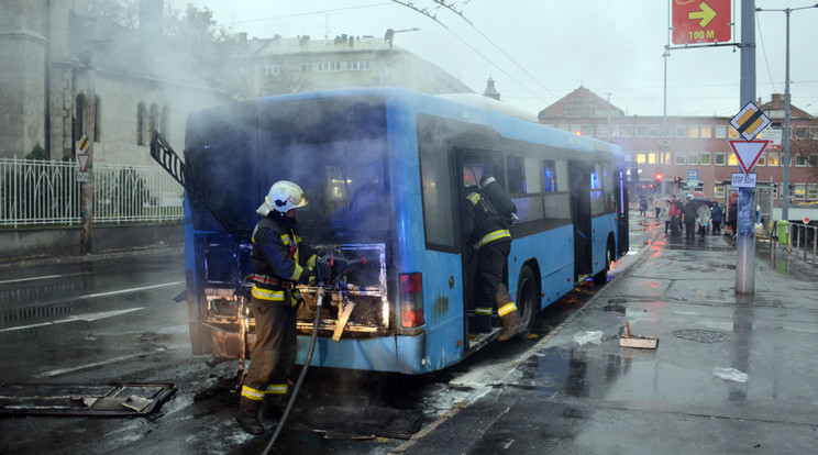 Busztűz a XIII. kerületben / Fotó: Czétényi Balázs tű. tőrm. / FKI